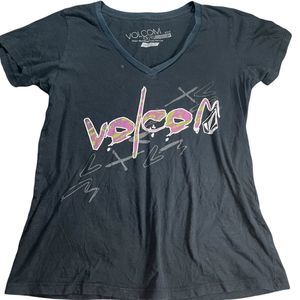 4/$32 Volcom 📌 size large black vneck T-shirt, Volcom in pink & green on front